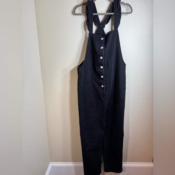 Black denim overalls, baggy buttons are covered with paper. Size small - Picture 1 of 10